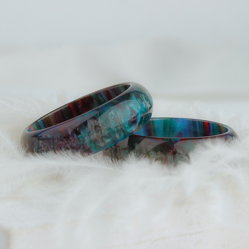 Ring van ingelegde hars met regenboogdiamanten