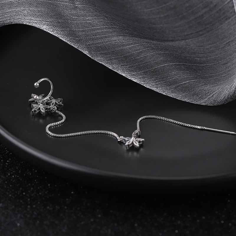 Diamanten oorknopjes met bloemrand