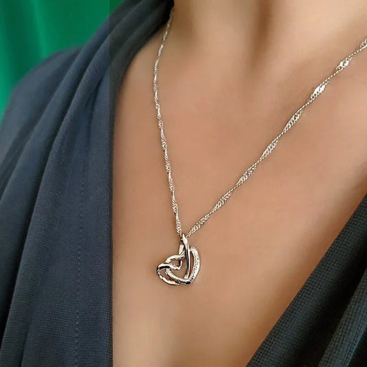 In elkaar grijpende hart ketting