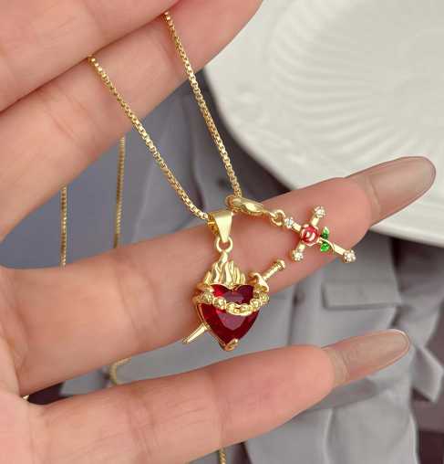 Amara – Dubbele Hanger Ketting met Goudkleurige Afwerking en Verstelbare Ketting