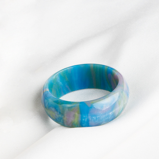 Ring van ingelegde hars met regenboogdiamanten