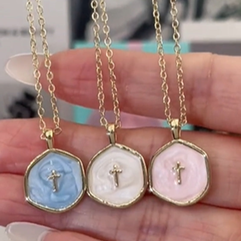 Arianna – Ketting met kruis hanger van roestvrij staal met parelmoer glans