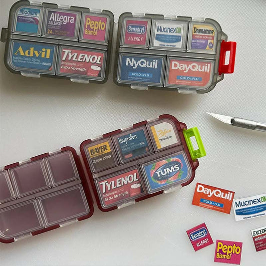 Draagbare pillenorganizer met labels