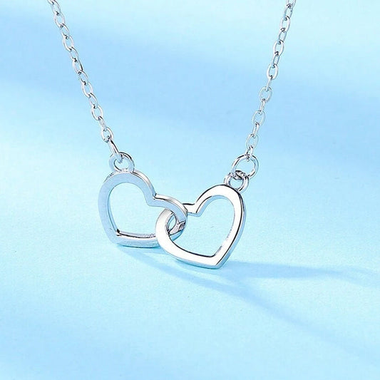 Ketting met twee harten en een roterende rozengeschenkdoos