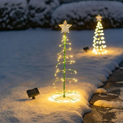 Metalen kerstboom op zonne-energie met sprookjesverlichting