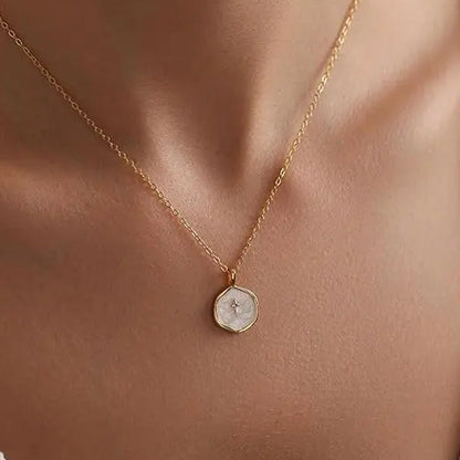 Arianna – Ketting met kruis hanger van roestvrij staal met parelmoer glans