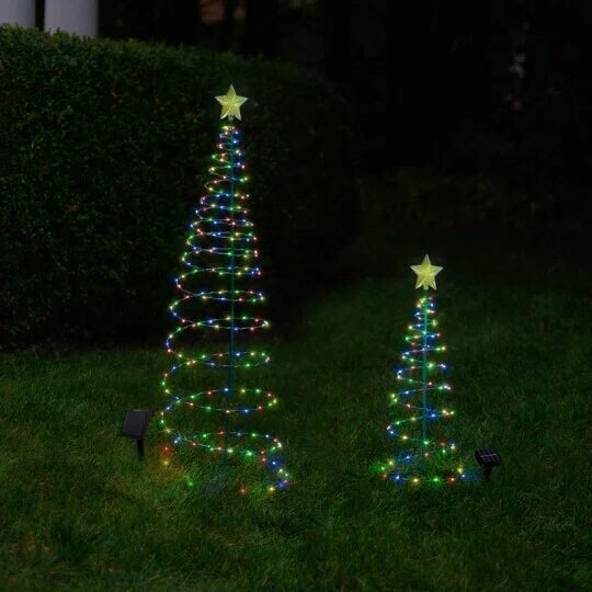 Metalen kerstboom op zonne-energie met sprookjesverlichting