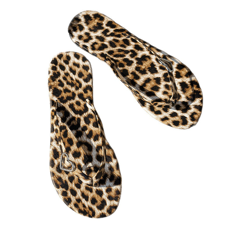 Lena – Slippers met luipaardprint en hartbedel