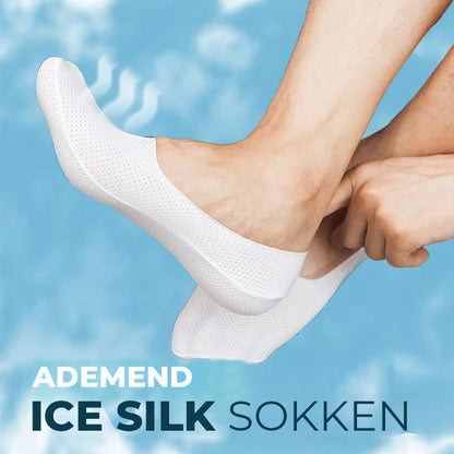 Ademende ijszijden sokken