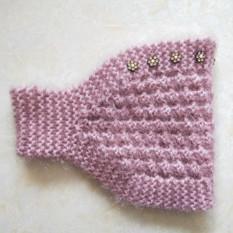 Grace – Gezellig gebreide hoofdband met bloemmotief en open bovenkant ontwerp