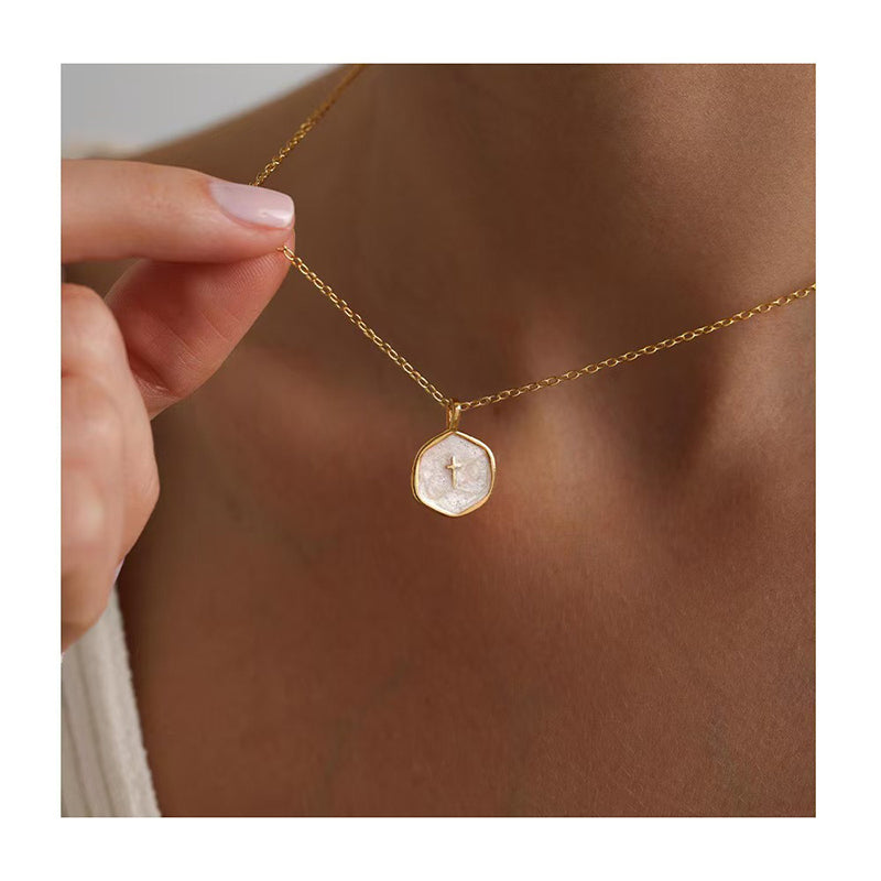 Arianna – Ketting met kruis hanger van roestvrij staal met parelmoer glans