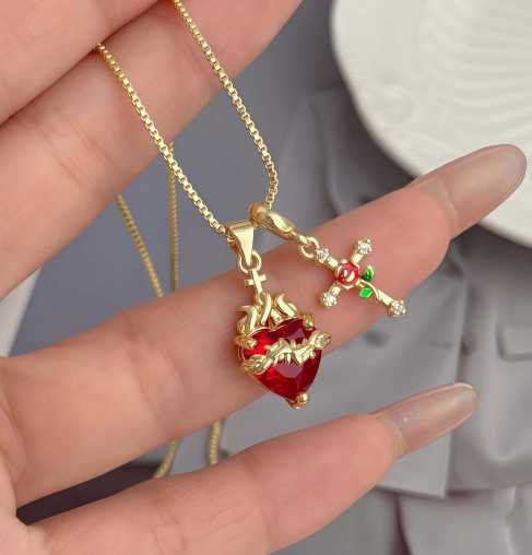 Amara – Dubbele Hanger Ketting met Goudkleurige Afwerking en Verstelbare Ketting