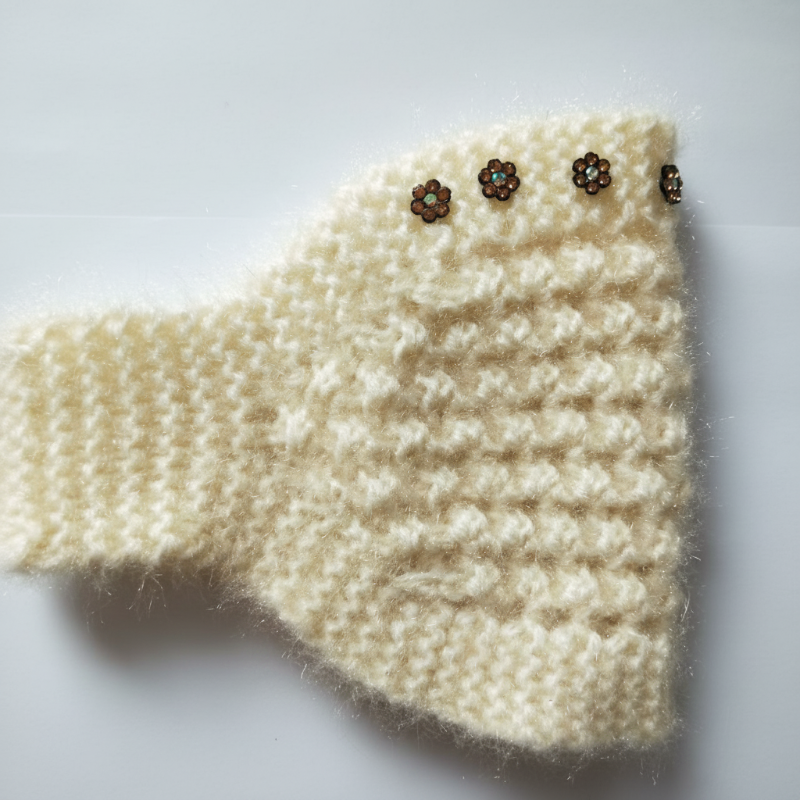 Grace – Gezellig gebreide hoofdband met bloemmotief en open bovenkant ontwerp