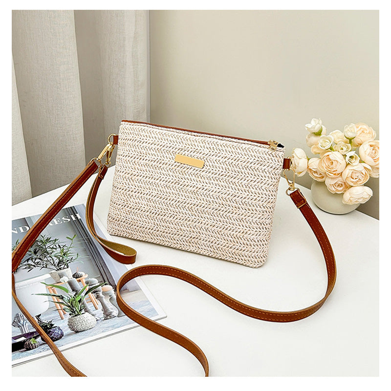 Ava – Gevlochten Schouderclutch met Metalen Glans