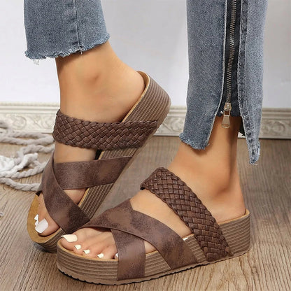 Heidi — Stijlvolle sleehak sandalen met dubbele bandjes en enkelarmbandje