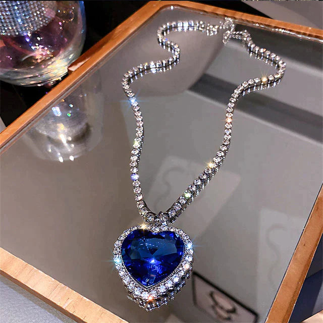 Amanda – Elegante Blauwe Hartketting | 50% KORTING