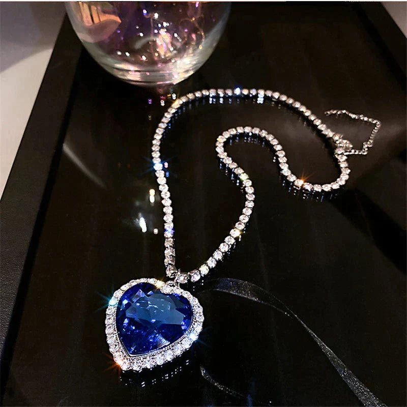 Amanda – Elegante Blauwe Hartketting | 50% KORTING