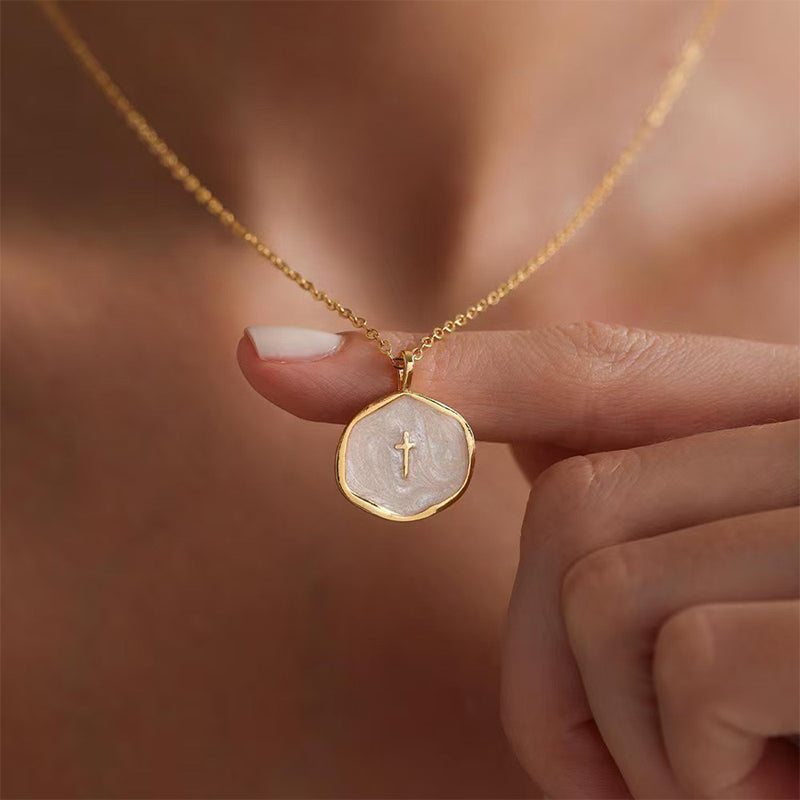 Arianna – Ketting met kruis hanger van roestvrij staal met parelmoer glans