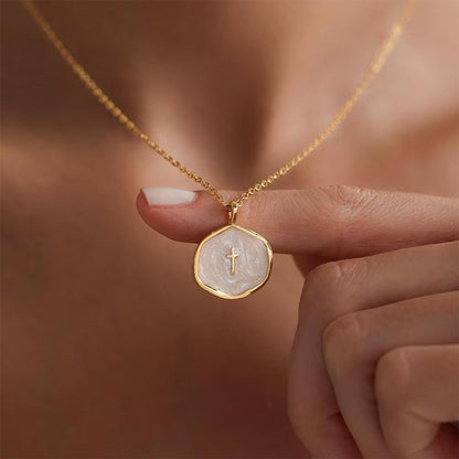 Arianna – Ketting met kruis hanger van roestvrij staal met parelmoer glans