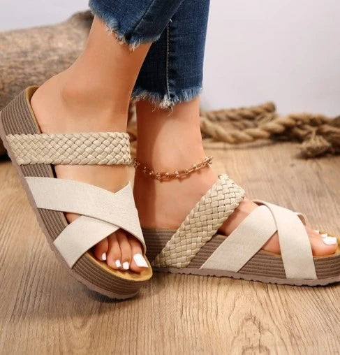 Heidi — Stijlvolle sleehak sandalen met dubbele bandjes en enkelarmbandje