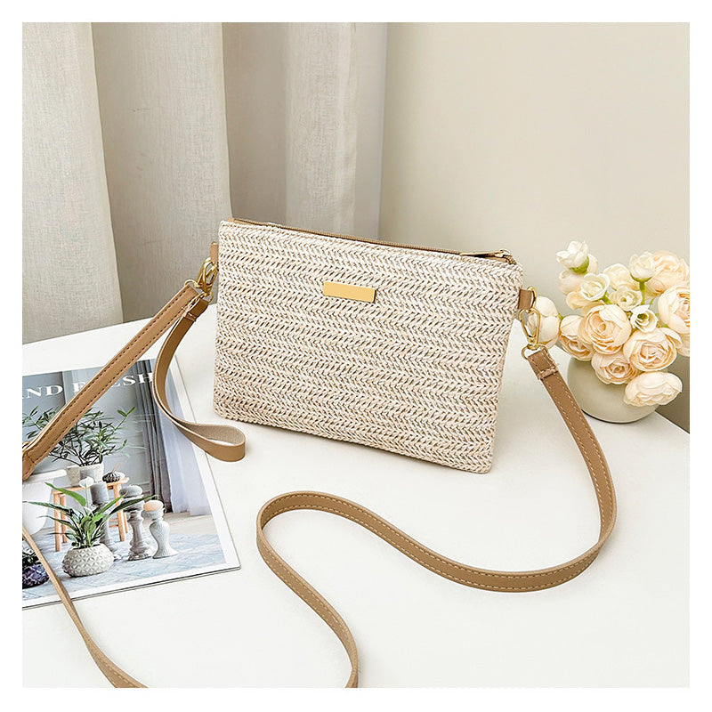 Ava – Gevlochten Schouderclutch met Metalen Glans