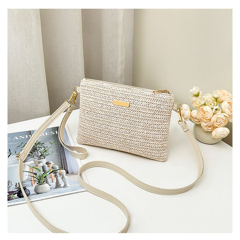 Ava – Gevlochten Schouderclutch met Metalen Glans
