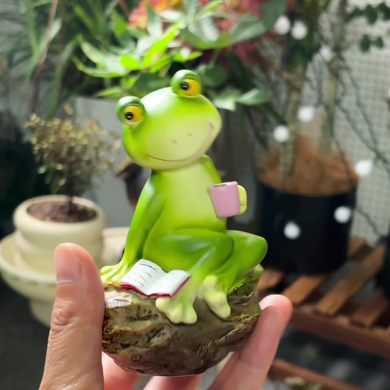FrogLux® Charmig Läsande Grodstaty | 50% KORTING